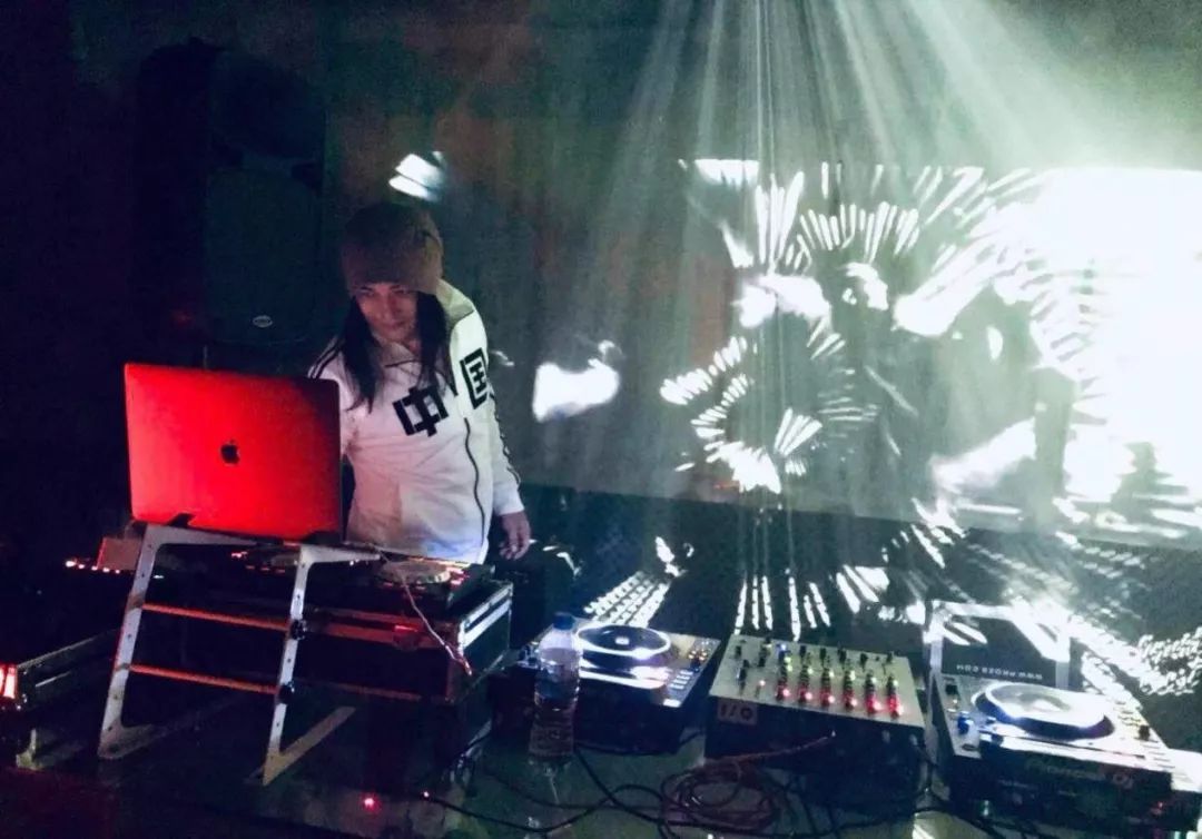 鍑烘潵鍗栦笢瑗垮簲璇ュ崠鍝釜灏忓悆,鍑烘潵鍗栧氨瑕佹湁鍑烘潵鍗栫殑鎬佸害