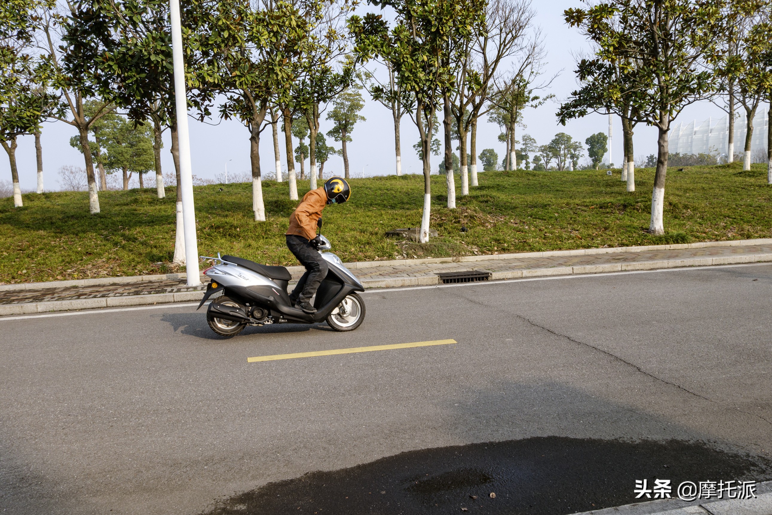 售价7500元左右，五羊-本田平民踏板“喜鲨125”试驾综评