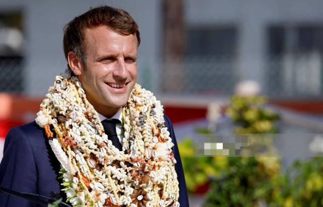 马克龙抱小孩,马克龙戴花环全视频