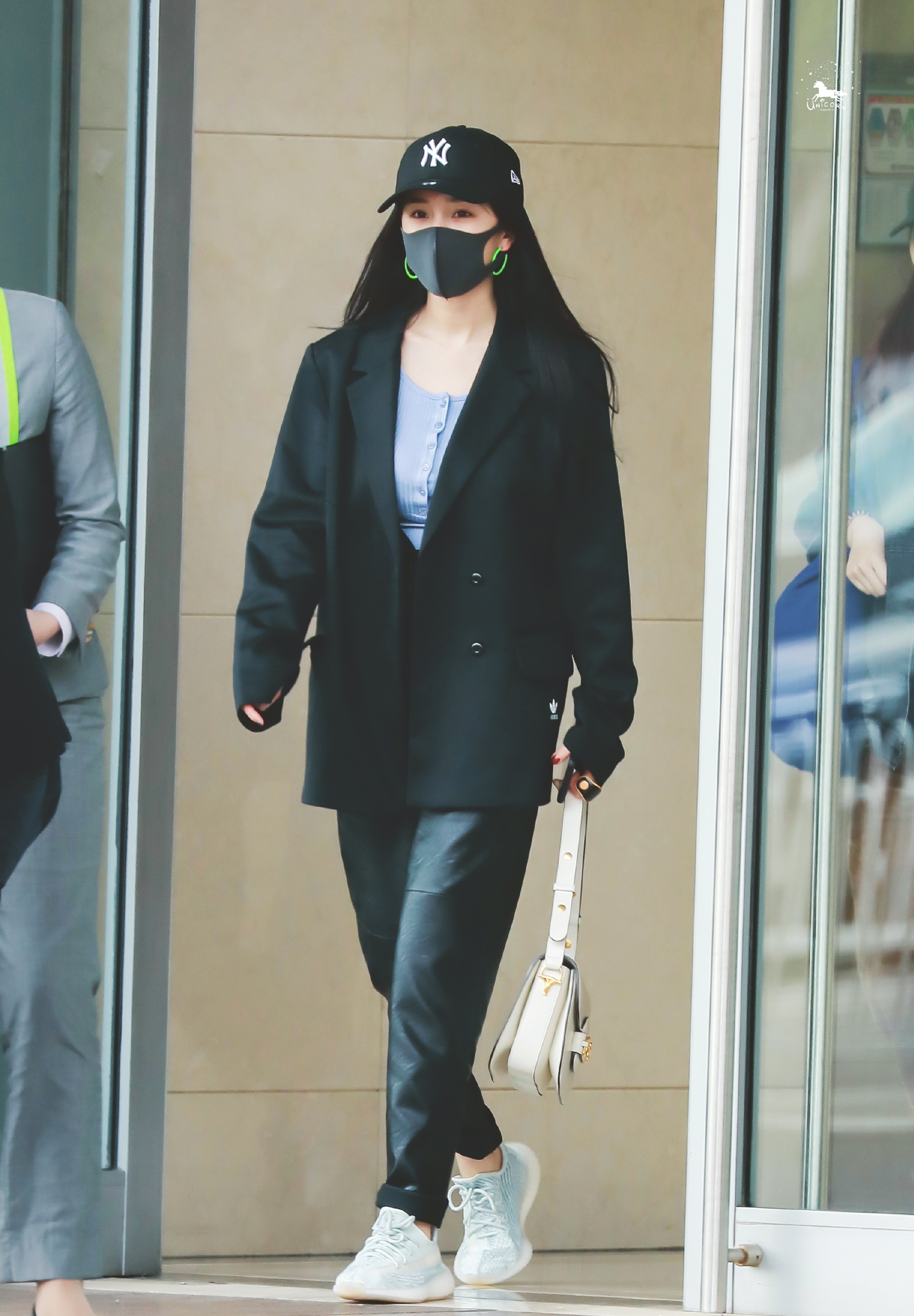 大幂幂穿搭技巧,大幂幂西装皮裤