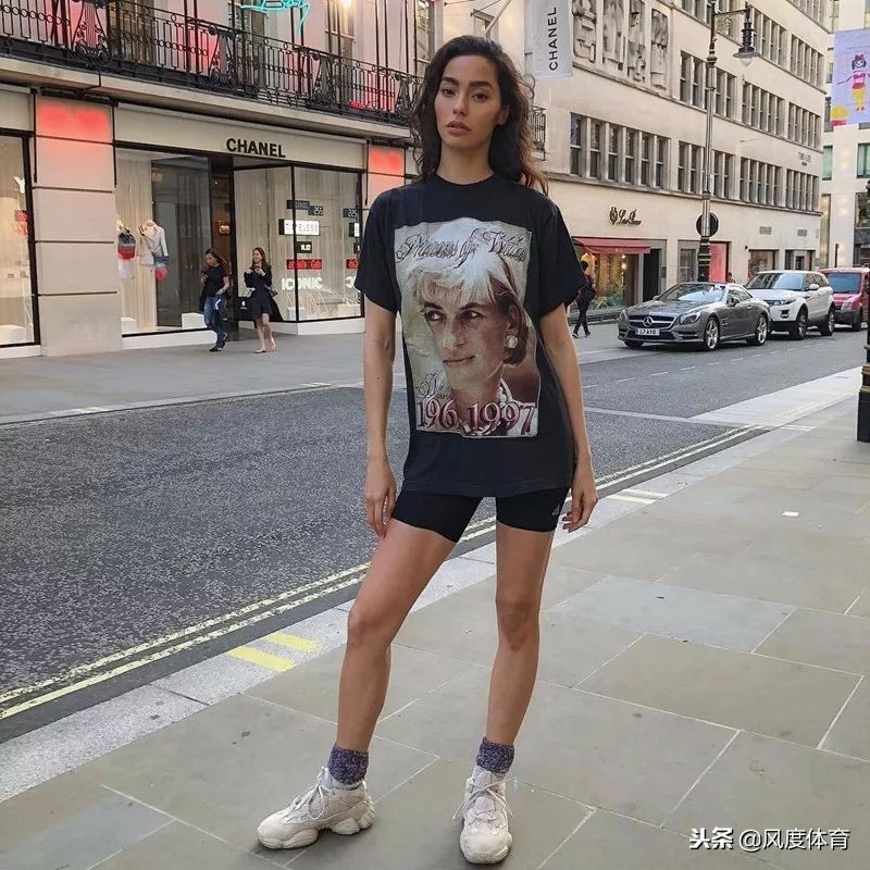 *窥偷**女神AdrianneHo的ins照片,我仿佛打开了新世界的大门……