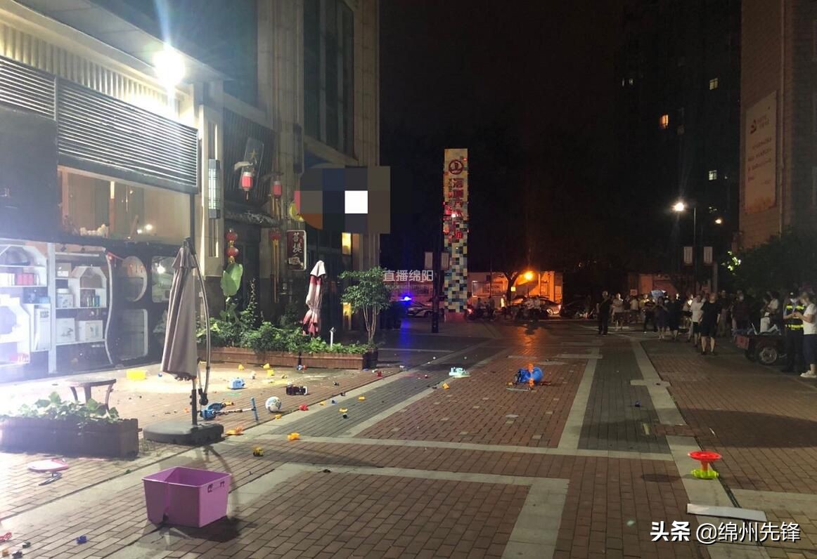 惊险小孩从六楼坠落,惊险22层高楼扔下儿童自行车