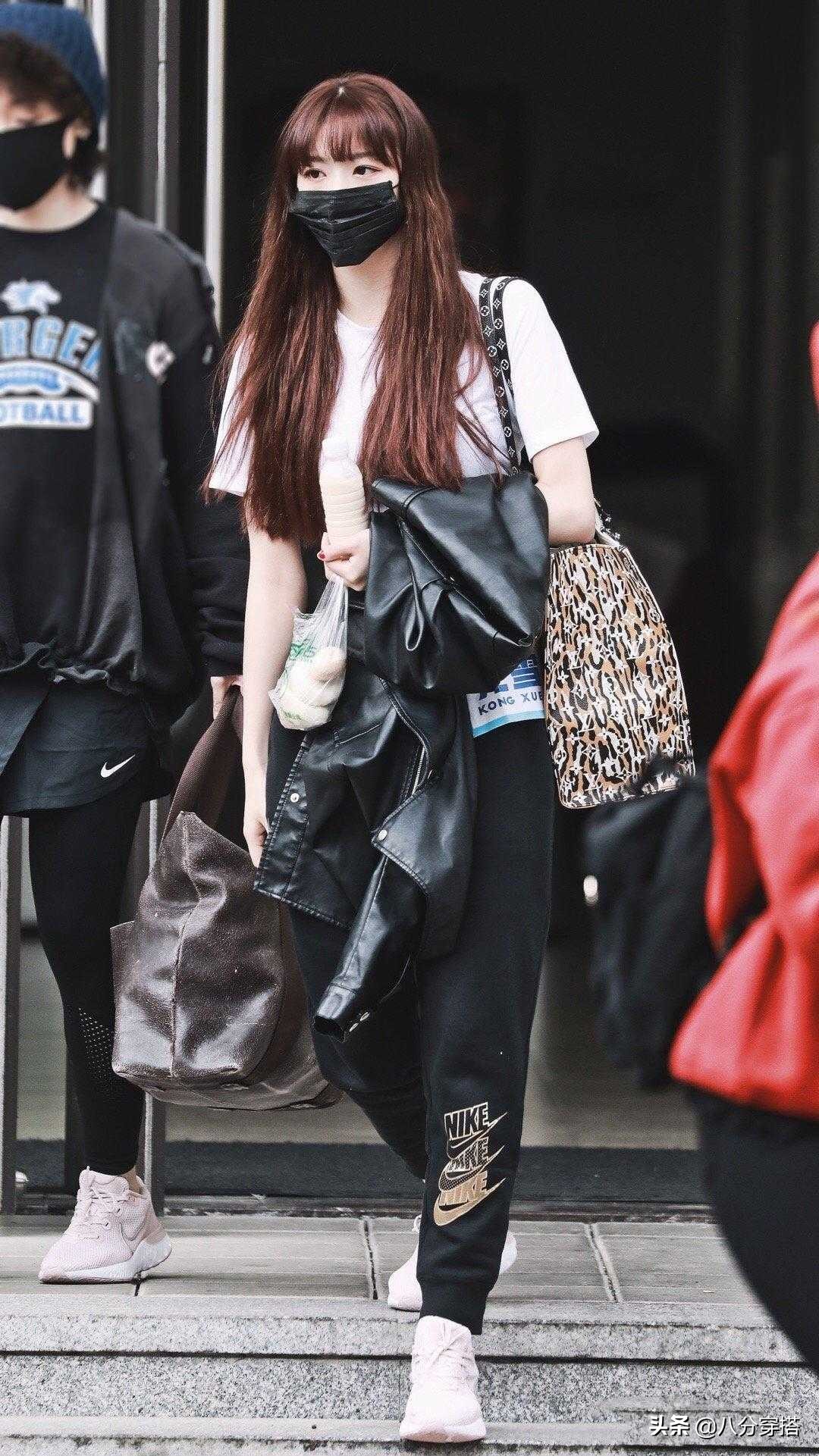 孔雪儿的穿搭胆大!白色T恤搭配运动裤,帅气风格让人心动