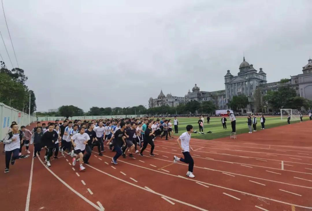 传统体育运动会开幕式,一年一度的运动会在学校拉开帷幕
