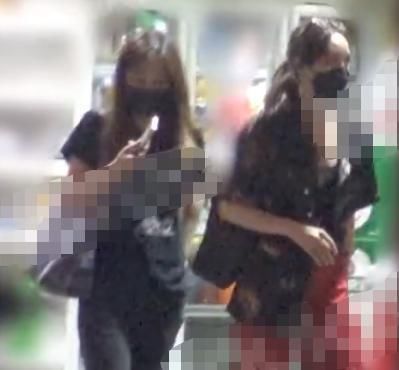 女星下班躲草丛吸烟，烟雾缭绕太明显，助理帮掩护被指烟瘾太大