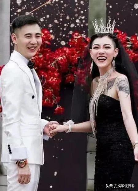 那位剃头又纹身的“黑婚纱新娘”,红遍全国后,如今成了这样