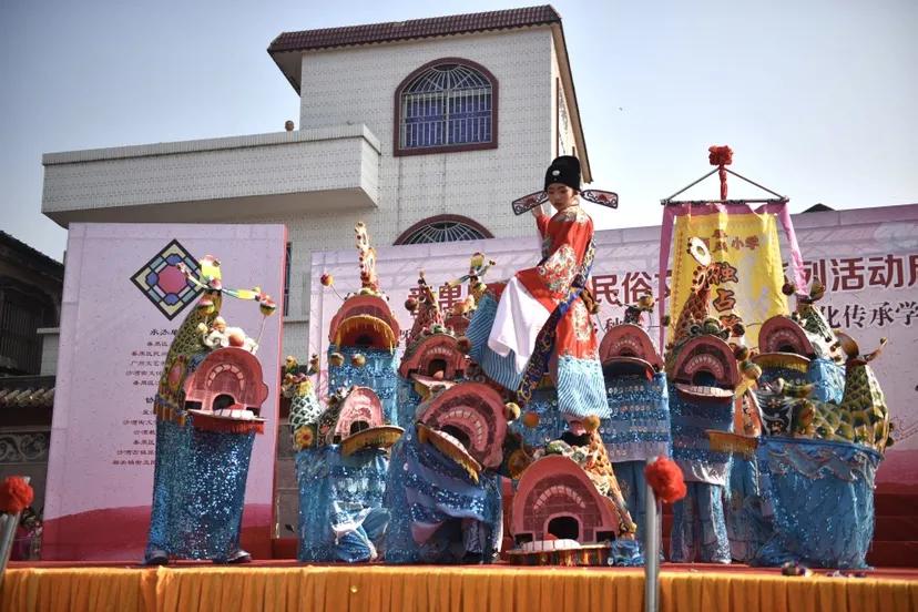 「花城早茶」冻冰冰，着羽绒！冷空气“*b大**oss”杀到丨包仔教路：“租”在广州，好幸福