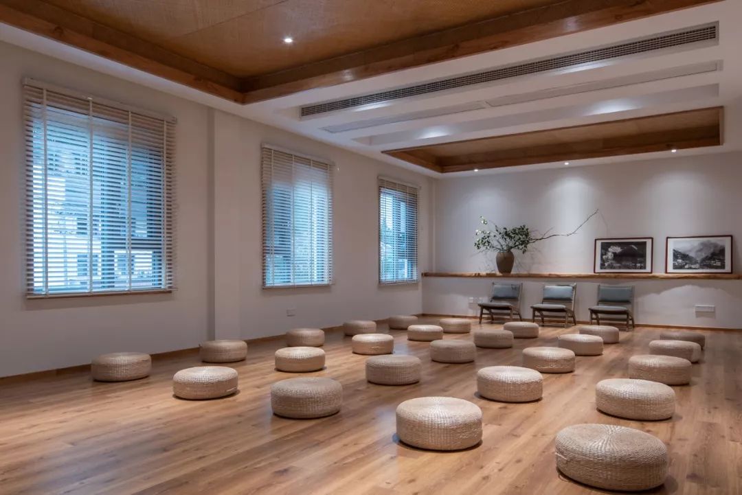 秋日河畔画中小镇，隐于茶园流水，山水间三店新开旅居吃茶慢生活