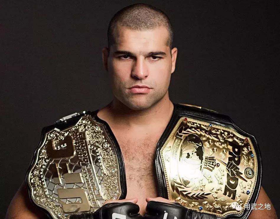 他靠凶猛足球踢、*力暴**踩踏KO众多名将，称雄MMA擂台！