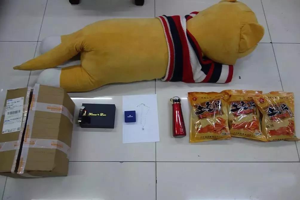 男子假扮女孩和兄弟谈恋爱,两男的假扮女孩骗网友