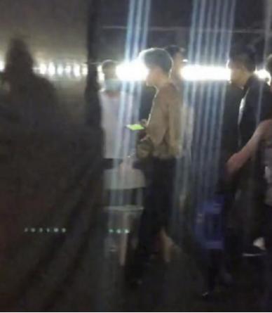 鹿晗看英超比赛视频,英超鹿晗