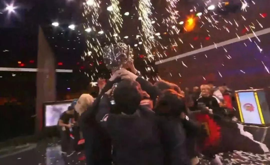 fpx爆冷战胜lng第三局,fpx首战17分钟赢比赛创造lpl纪录