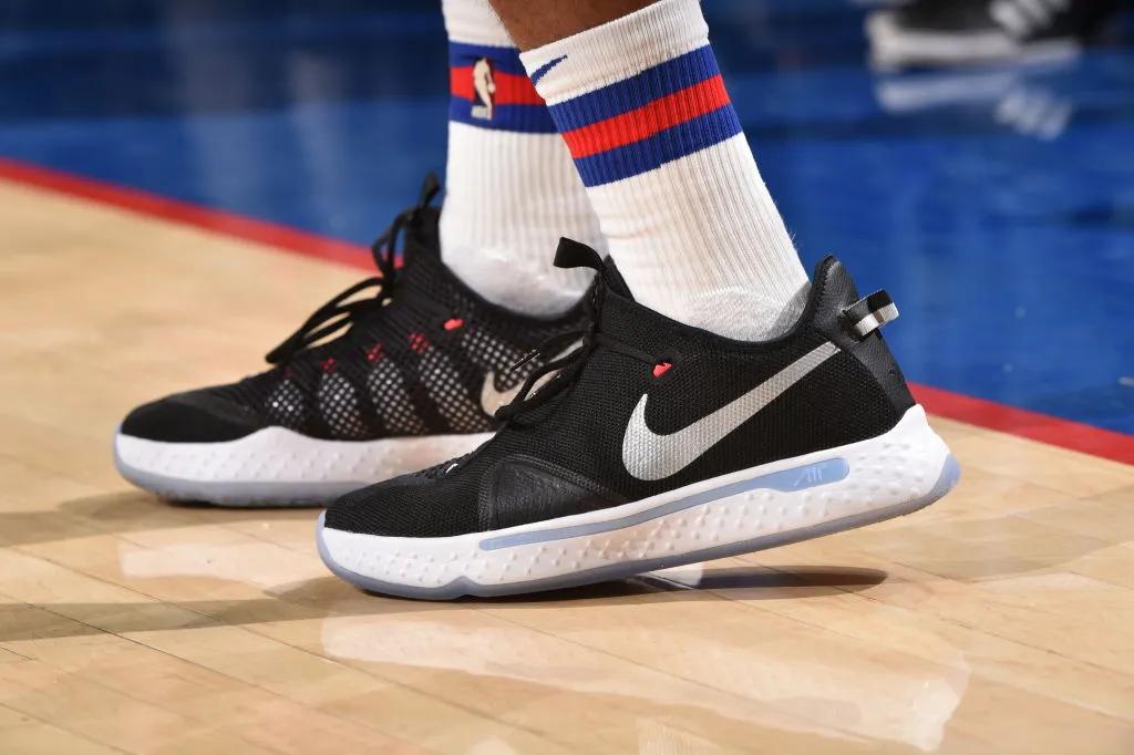 NBA球员上脚：76人队的球鞋，恩比德穿紫金配色战靴