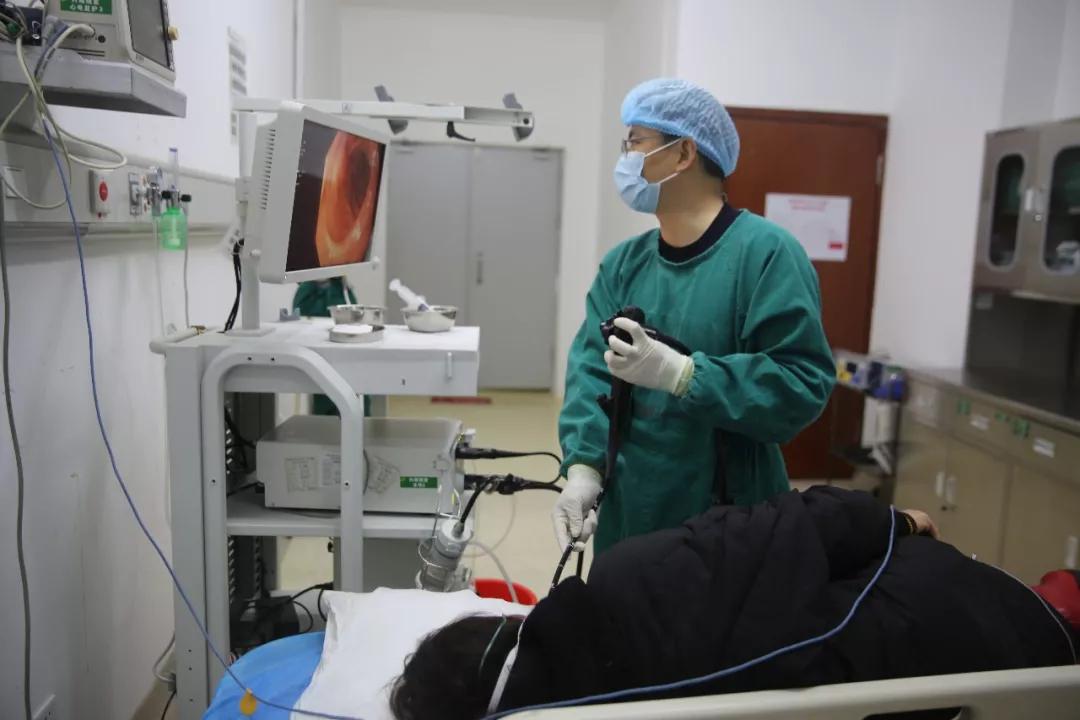 紧急心肺复苏救治患者,急诊科医生紧急情况下救了病人