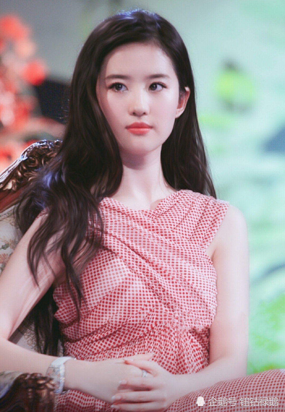 宋祖儿的神级颜值鼻子,杨幂和宋祖儿哪个好看