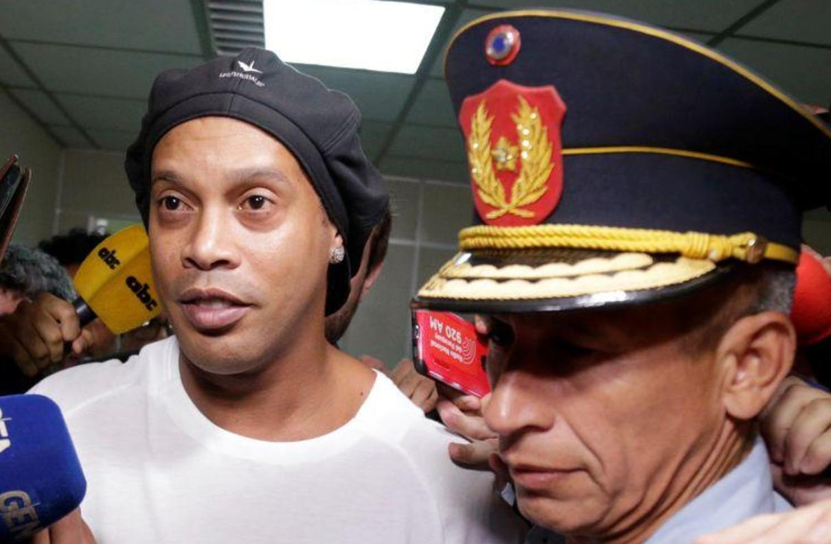 小罗进监狱是谁把他弄出来的,小罗被关进监狱的电影