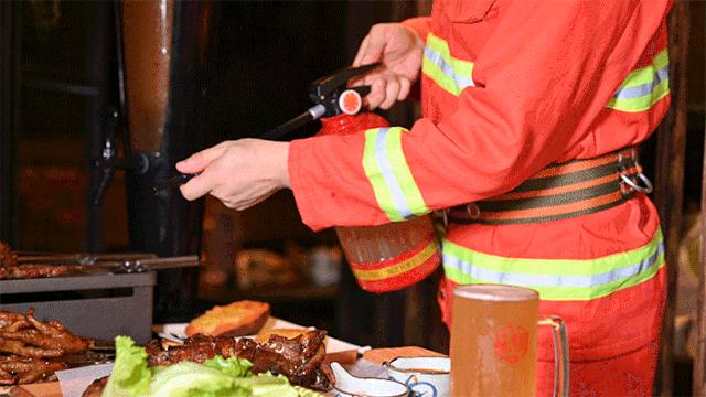 人气爆红的烧烤场，藏在了650㎡的校园课室里