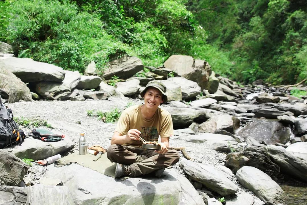 他把工作丢着，专找美景荒地吃饭：这是一天最好的时候