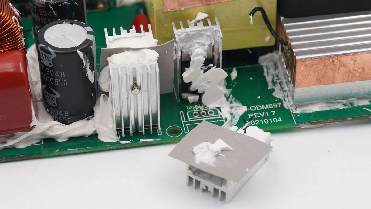 公牛便携式电源拆解,公牛1800w户外电源拆解