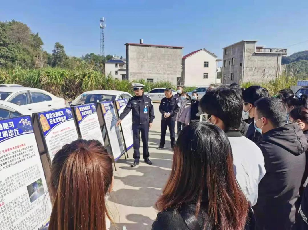 交警进驾校开展交通安全宣传,交警深入辖区驾校开展安全宣传