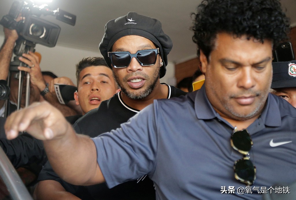 罗纳尔迪尼奥出监狱给球迷签名,罗纳尔迪尼奥入狱全过程