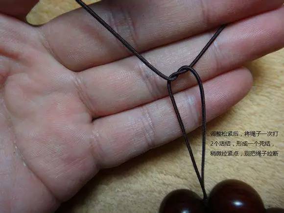 小叶紫檀单圈手串弹力绳打结方法,用弹力绳串小叶紫檀手串的教程