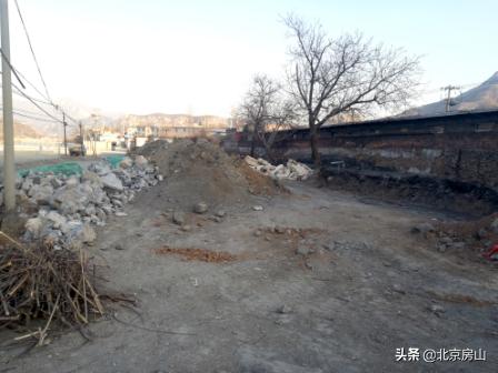 废弃的矿山正在改造成为一座公园,废弃矿坑改造成美丽公园