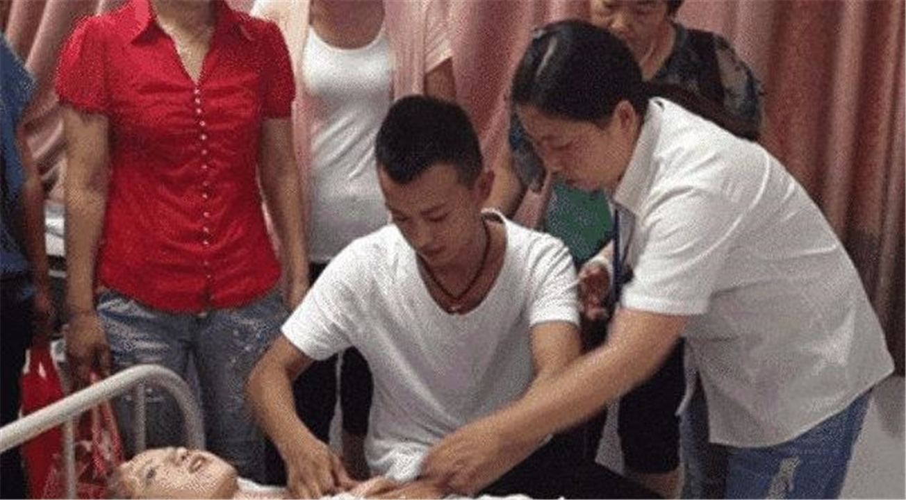催乳师成高薪行业，男技师受追捧，过来人：为了哺乳，可接受