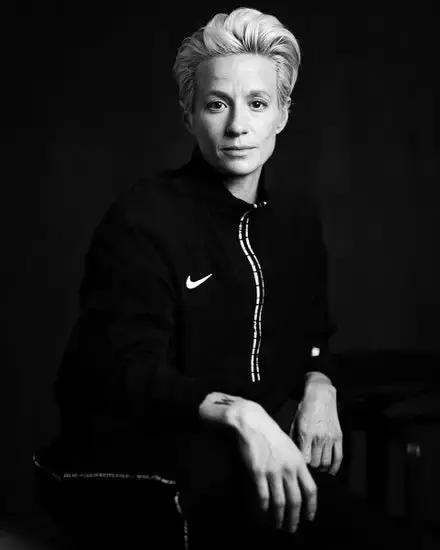 她是最硬核的女足球星，从不避讳性取向，还敢怒怼特朗普