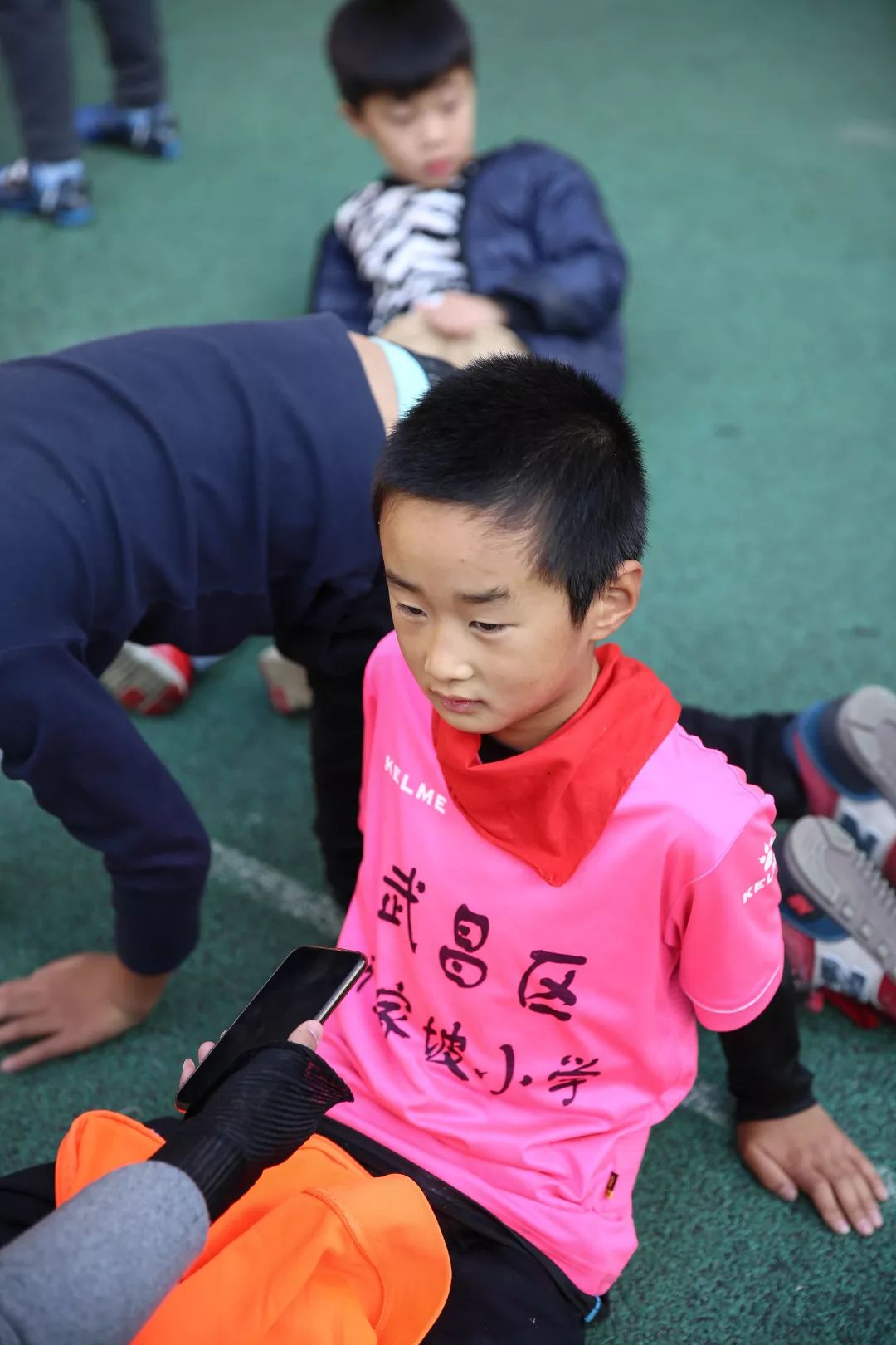 鄂老甲A走进傅家坡小学足球少年与前亚洲第一高中锋切磋球技