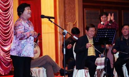 1992年，*小平邓**力排众议扶植“黑马”*镕基朱**：好干部就在眼前