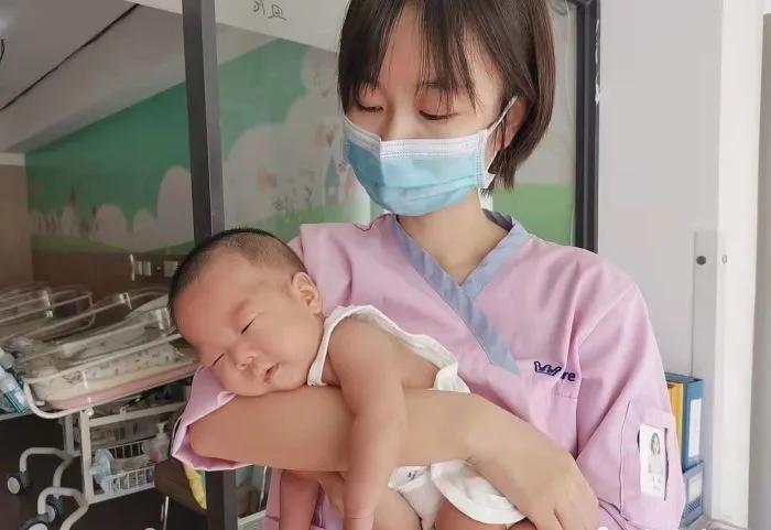 陪宝妈在月子中心坐月子,陪着宝妈一起锻炼