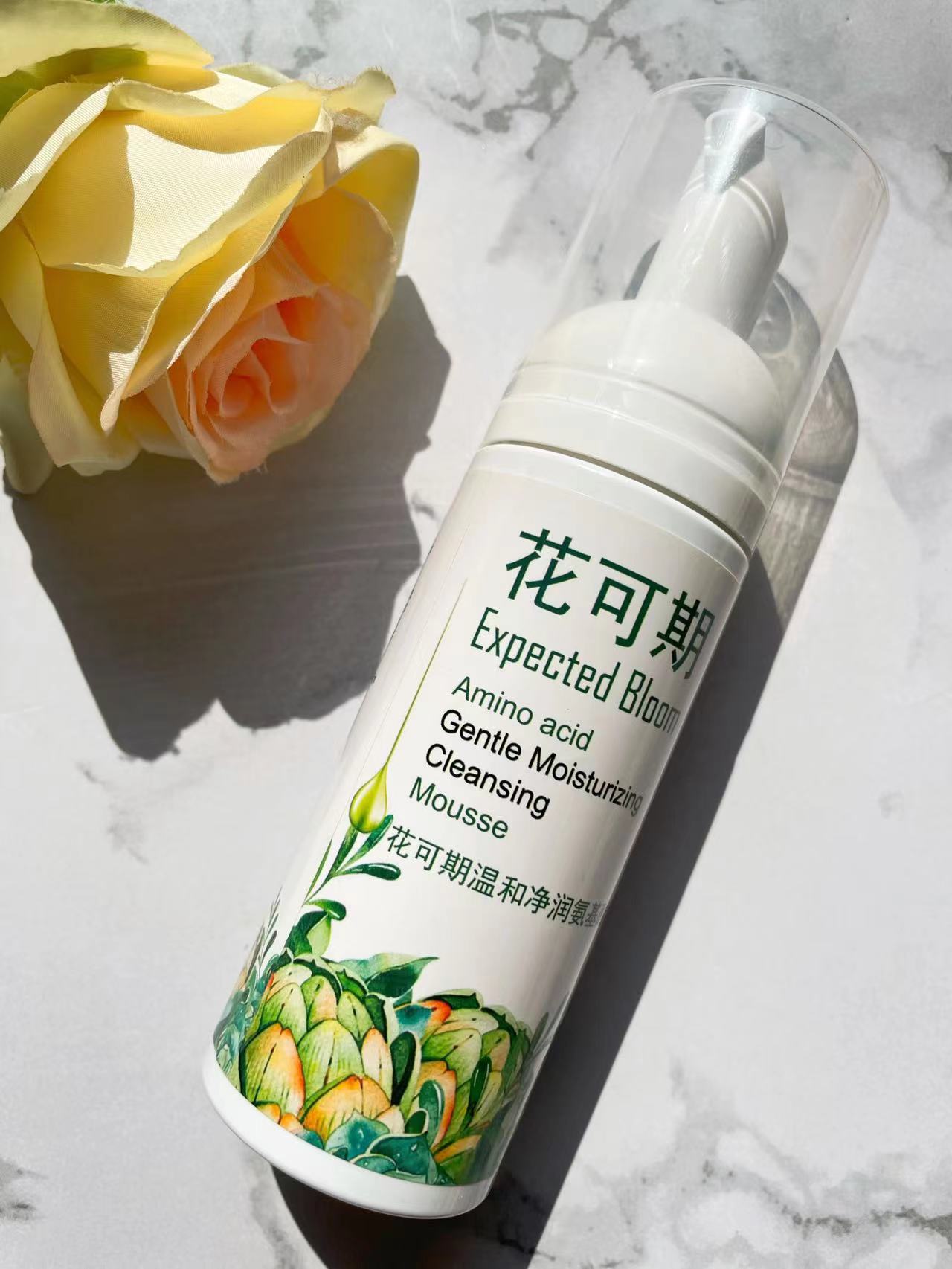 脸部清洁美白清爽洗面奶,让皮肤越洗越光滑细腻的洗面奶