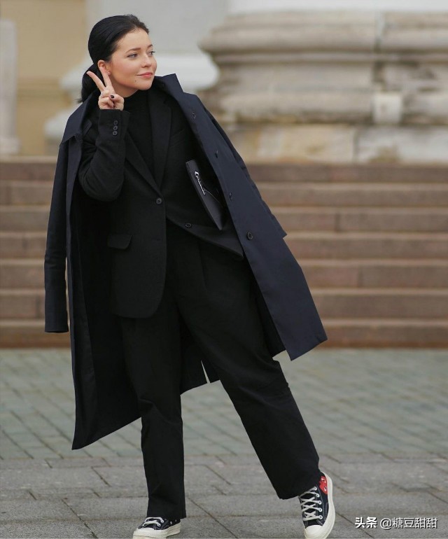 穿大衣配短雪地靴好看么,雪地靴鞋搭配大衣好看吗