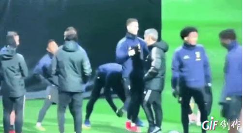 罗三岁训练场面,c罗三岁踢足球比赛