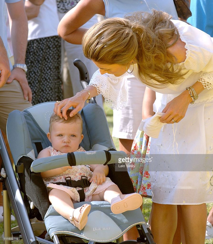谁说莱蒂齐亚不爱珠宝？光是腕间都很精彩，最爱婆婆送的字母手链