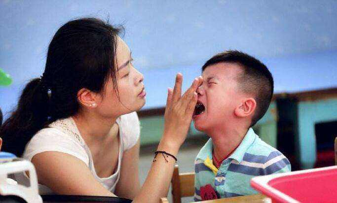 幼儿园孩子脸被抓了咋给家长说,孩子在幼儿园被老师抓烂脸怎么办