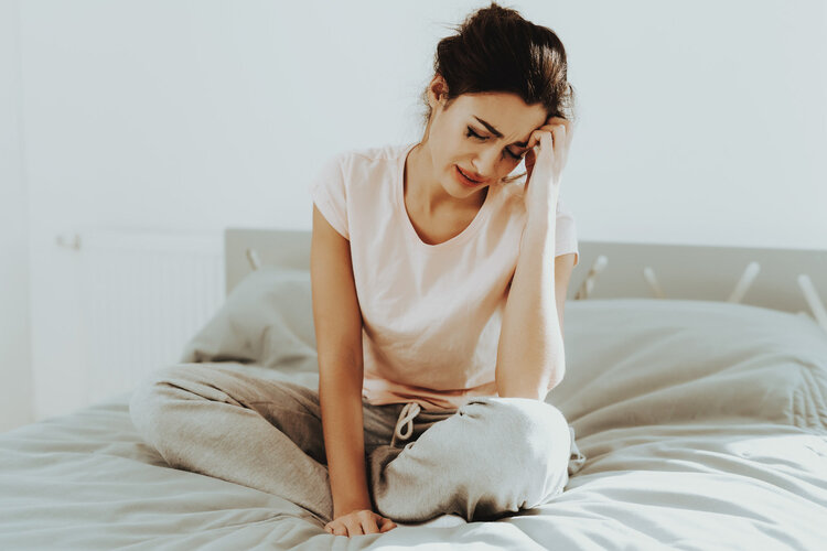 医生检查阴虱的镊子和刀片,男子臀部长出红疹瘙痒