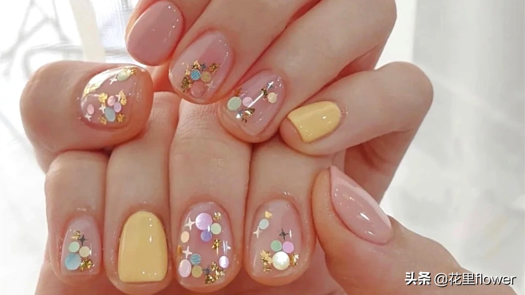 简单又大方的温柔系美甲超耐看,黄色美甲怎么搭配好看