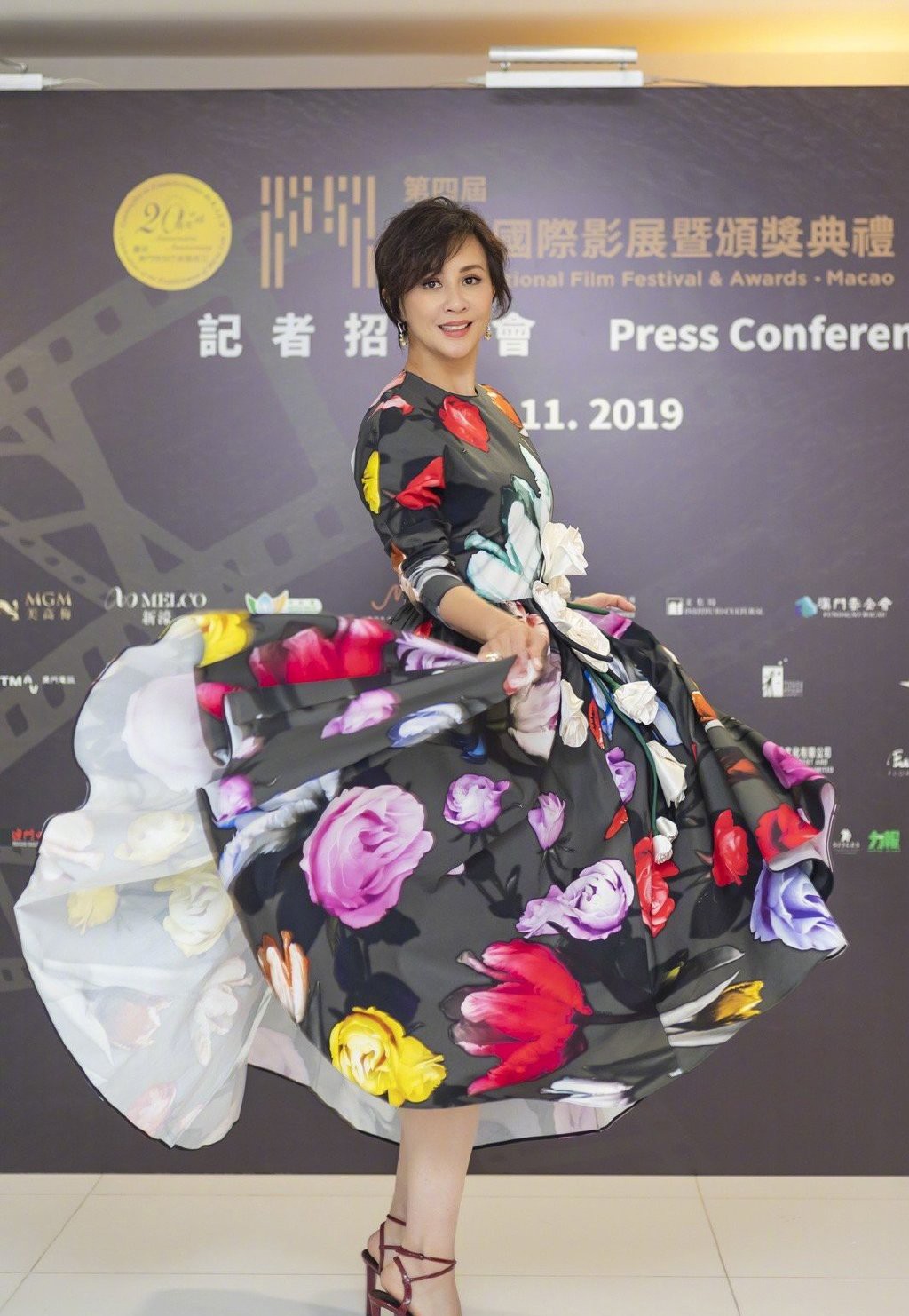 刘嘉玲黑丝袜日常搭配高级感,54岁刘嘉玲一袭镂空裙