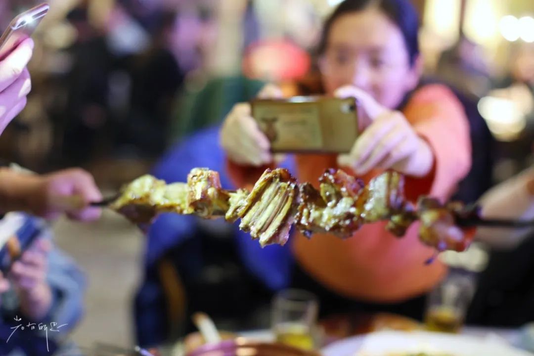 *疆新**都是荒漠戈壁?这几家高颜值餐厅,彻底颠覆你对*疆新**的概念