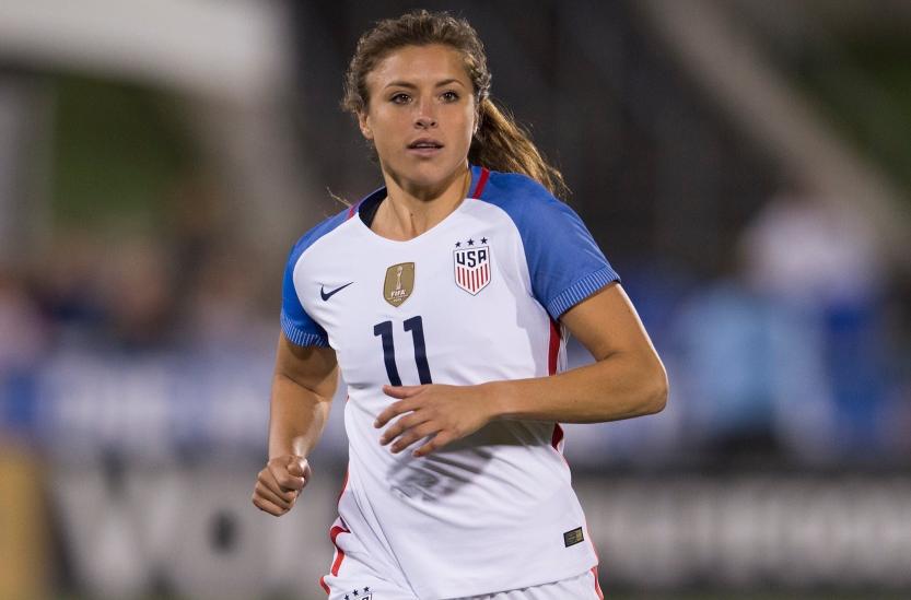 身后搂抱+袭胸!美国女运动员遭遇球迷侵犯,哈登是这支球队股东