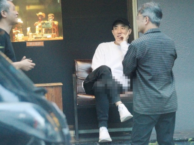 成龙儿子房祖名近况曝光，抽雪茄开豪车，下半年已有全新演艺计划