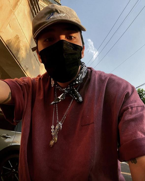 GD权志龙晒自拍，复古风骑车看画展，戴木村拓哉同款项链巨星标志