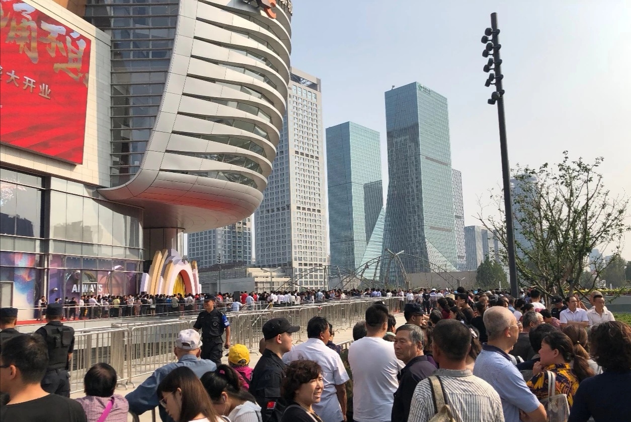还没过节,济南这里已堵成了人山人海!最大规模的综合体开业!还有水哥王昱珩打造的绿植墙