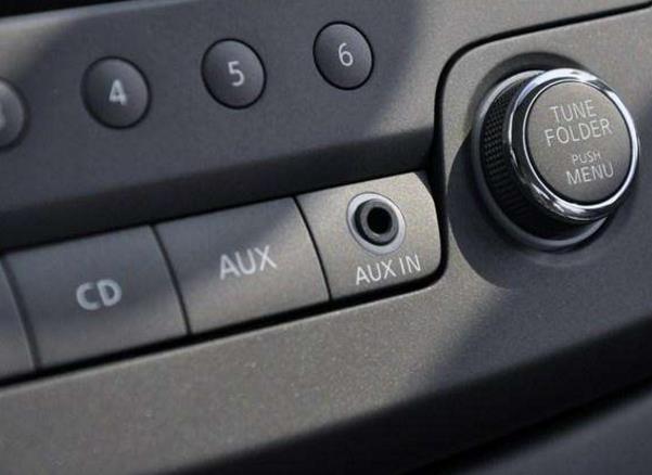 汽车上aux插口都能干啥用,汽车aux插口有什么用途