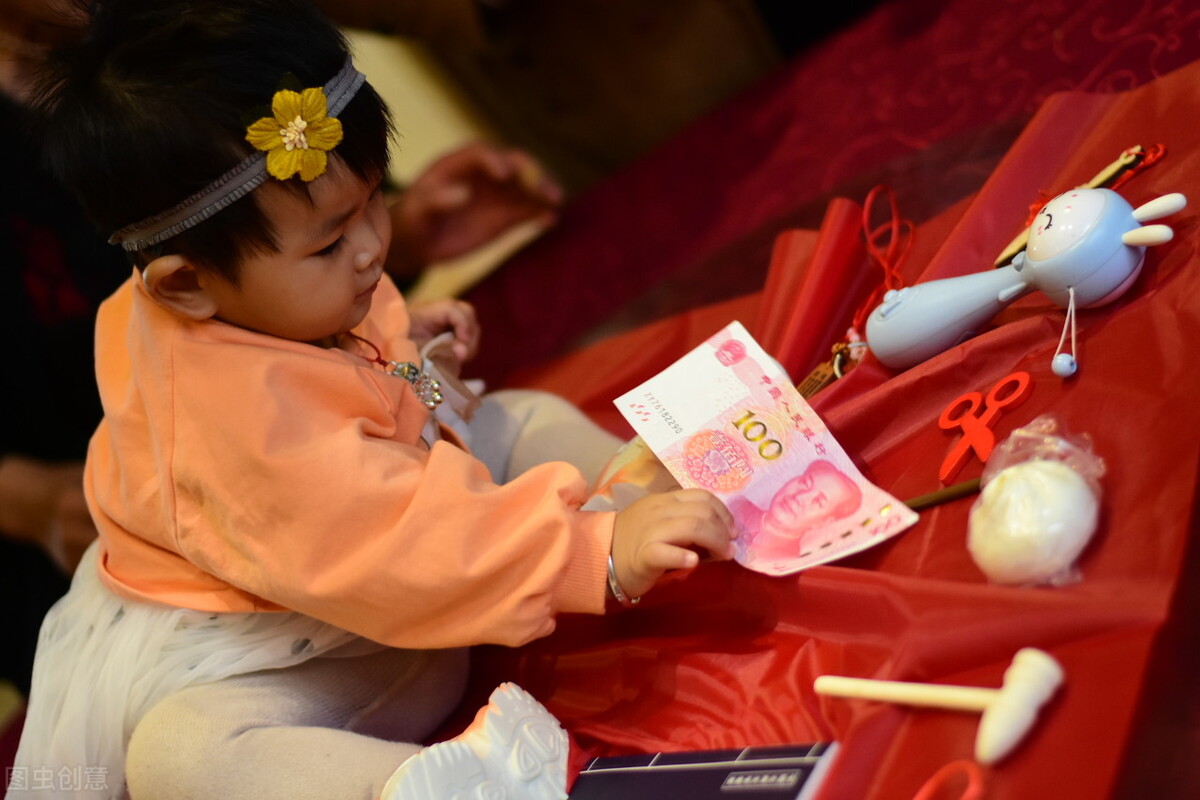 婴儿多大开始抓周,婴儿多大会抓脸