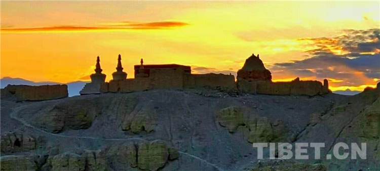 十一世班禅在托林寺为信教群众举行长寿灌顶法会