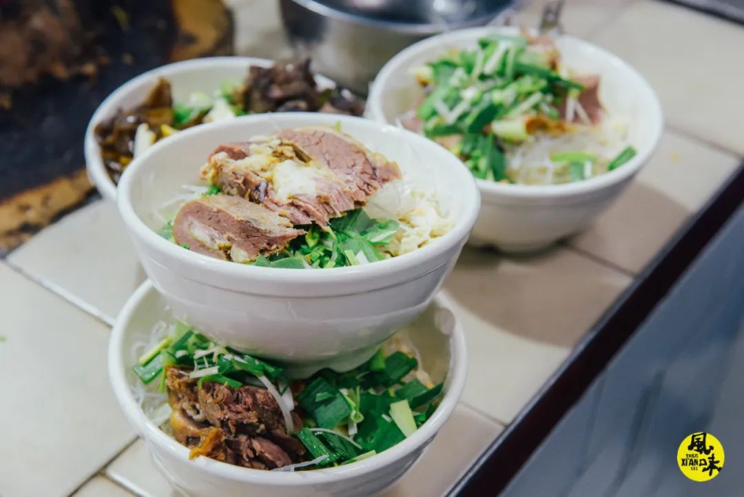 西安吃泡馍的真实视频,西安云片泡馍做法