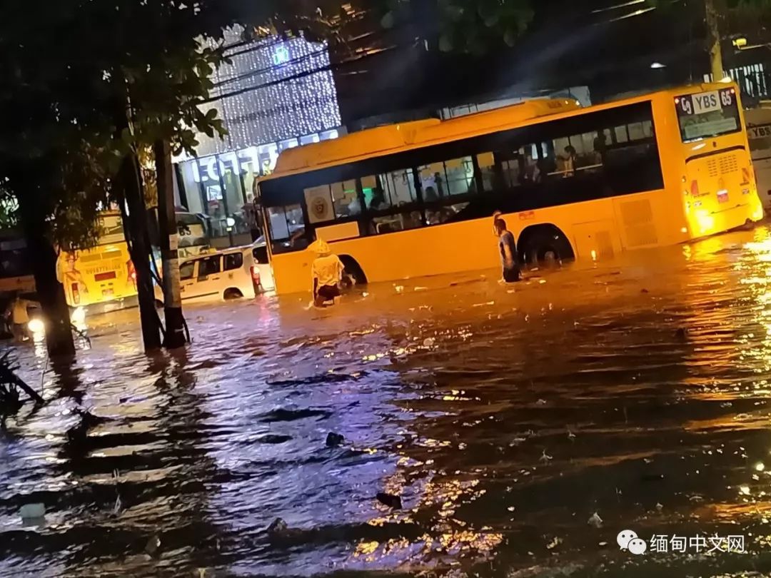 仰光雷雨，积水没过大腿，不少车子在水中“游”